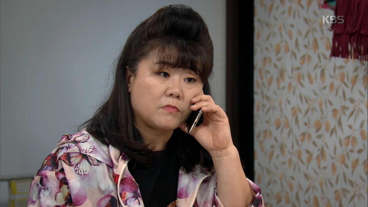 ＂잘 살고 있다... 우리 초연이...＂ 힘없는 아버지 목소리에 걱정스러운 이정은...