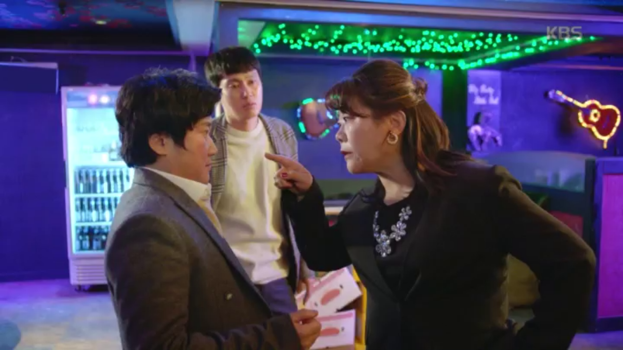 진상 손님 한 방에 처리하는 포스 철철 마담 이정은 ＂너희들 다 뒤졌다는 뜻이야~＂