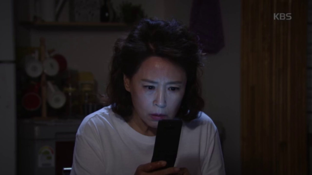 천호진 핸드폰 몰래 보는 차화연...! ＂아버지 휴대폰 아니야...?＂