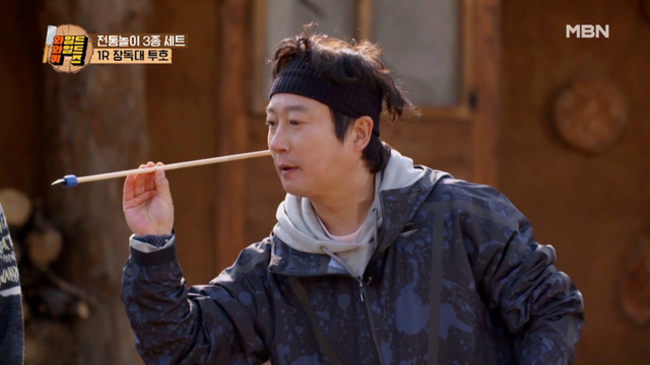 한 발로 역전을 꿈꾼다! 게임 강자 수근의 투호 실력, 1라운드 승리를 잡을 팀은?! MBN 210406 방송