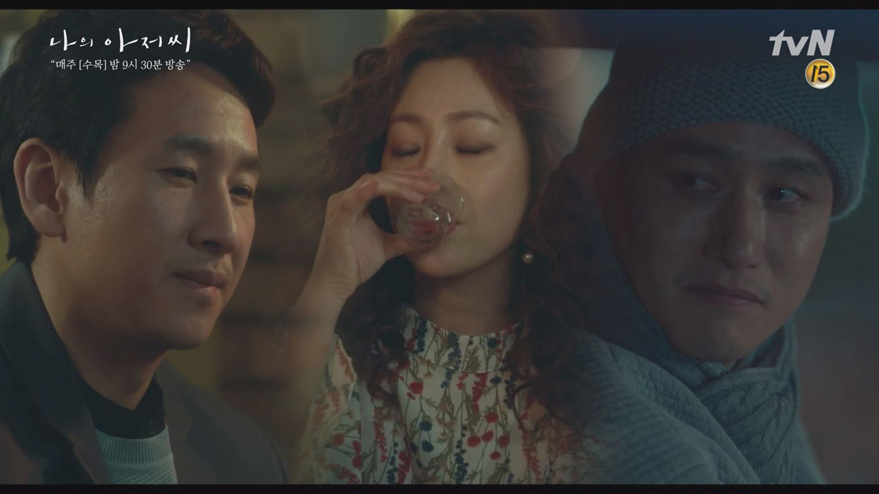 한참을 떠나지 못하고 정희네 바라보는 박해준(겸덕)