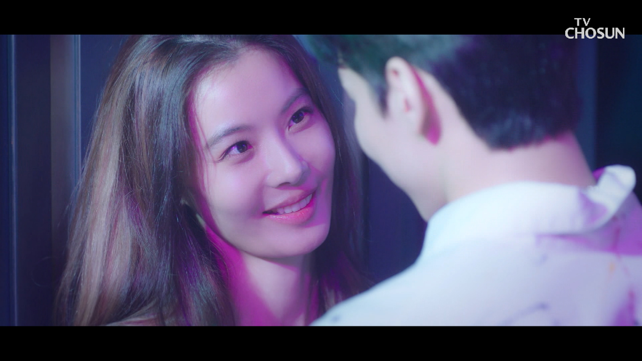 섹시美 폭발 열심히(?) 일하는 윤소이♨