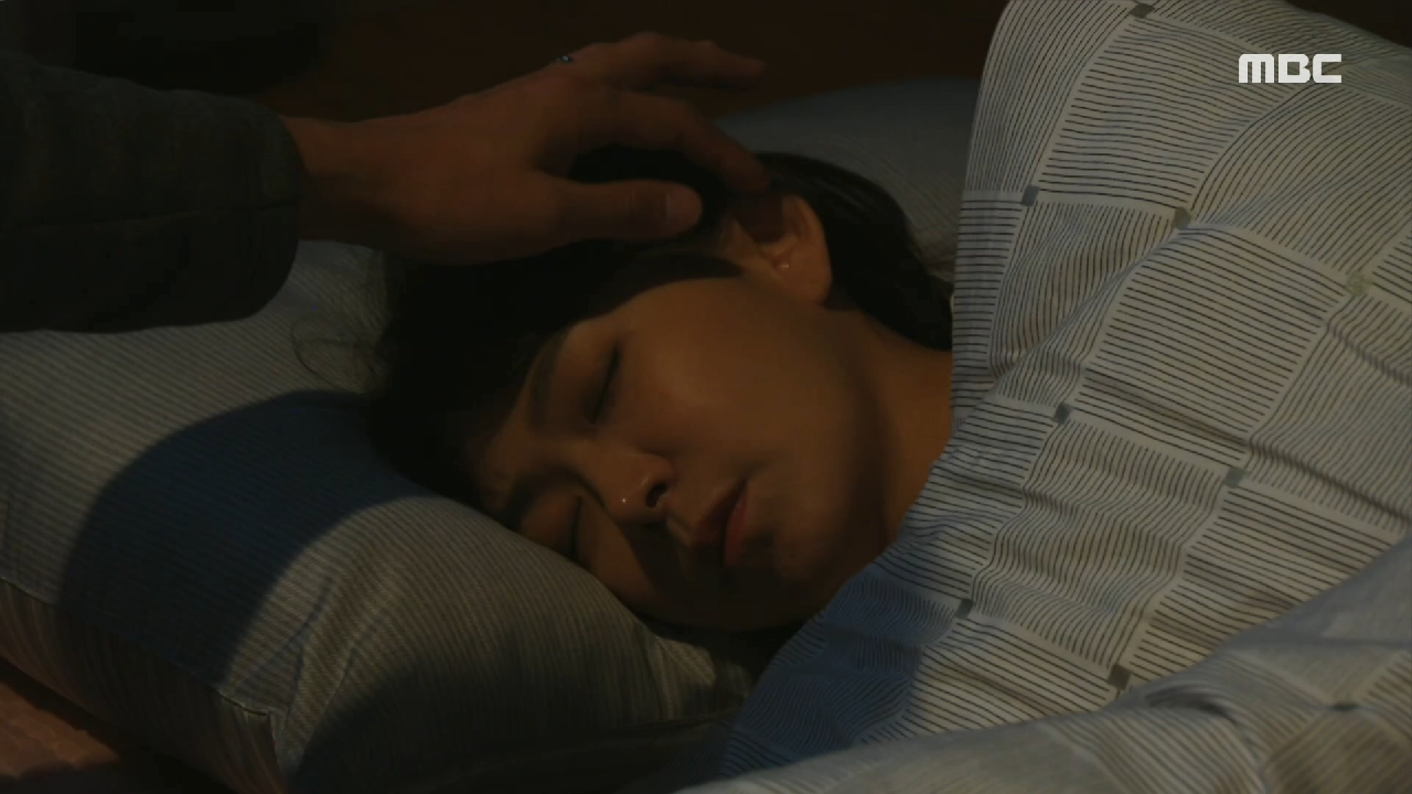 잠든 심이영을 귀엽게 쳐다보는 최성재~