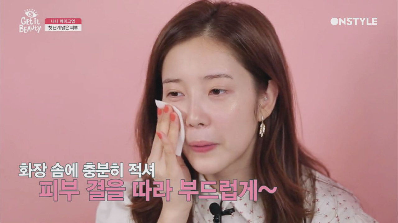 맑은 피부의 비결을 알고 싶다면? 뷰티앱 11관왕에 빛나는 개똥쑥에센스를 톡톡톡 패팅~ - kakaoTV 맑은 피부의... 