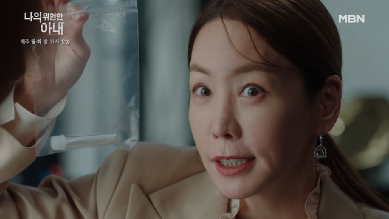 ※상상 주의※ 최유화에게 독을 전달받는 김정은. 그녀의 남편 살해 플랜은 무엇인가