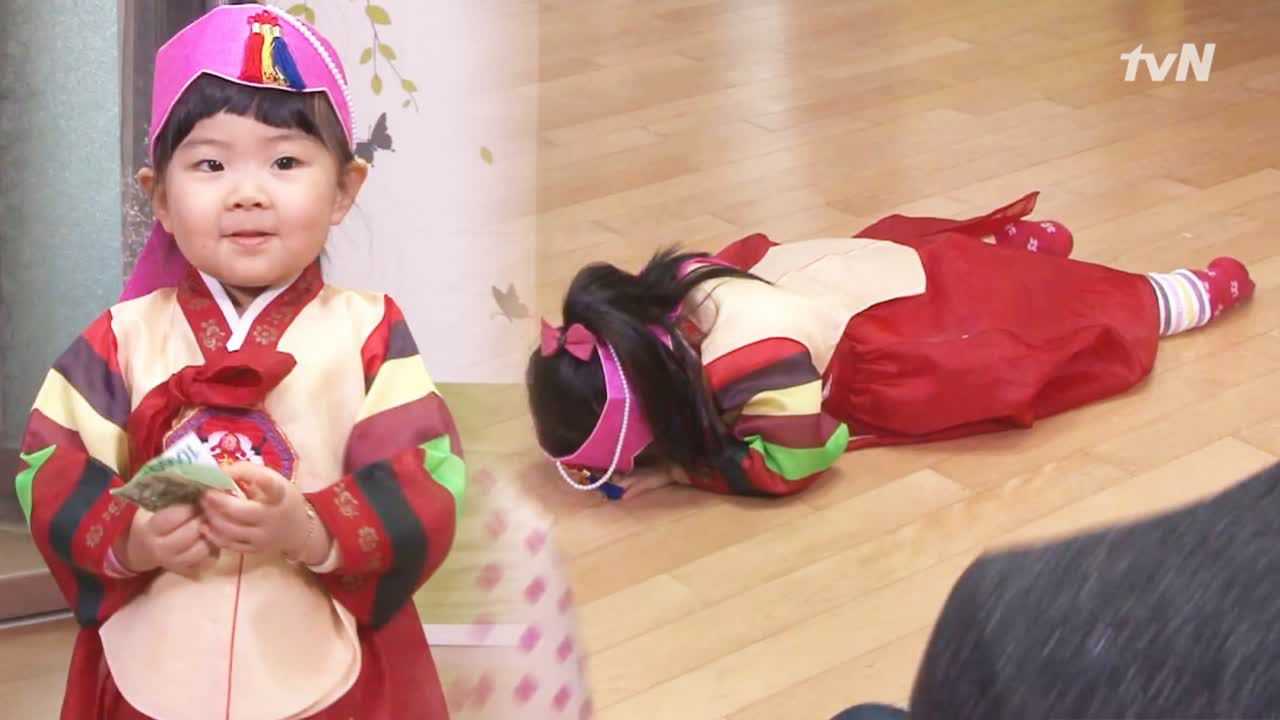 '새해 복 많이 받으세유~ 세뱃돈 주세유~' 나영이의 귀여...