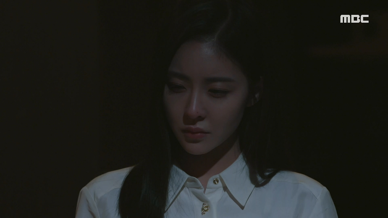 늦은 밤, 자고 있는 최성재의 방에 침입한 진예솔