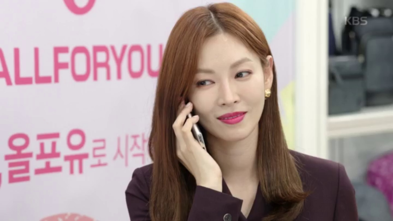 1년후, 어느덧 한성 어패럴의 대표가 되어 바쁘게 일하는 김소연