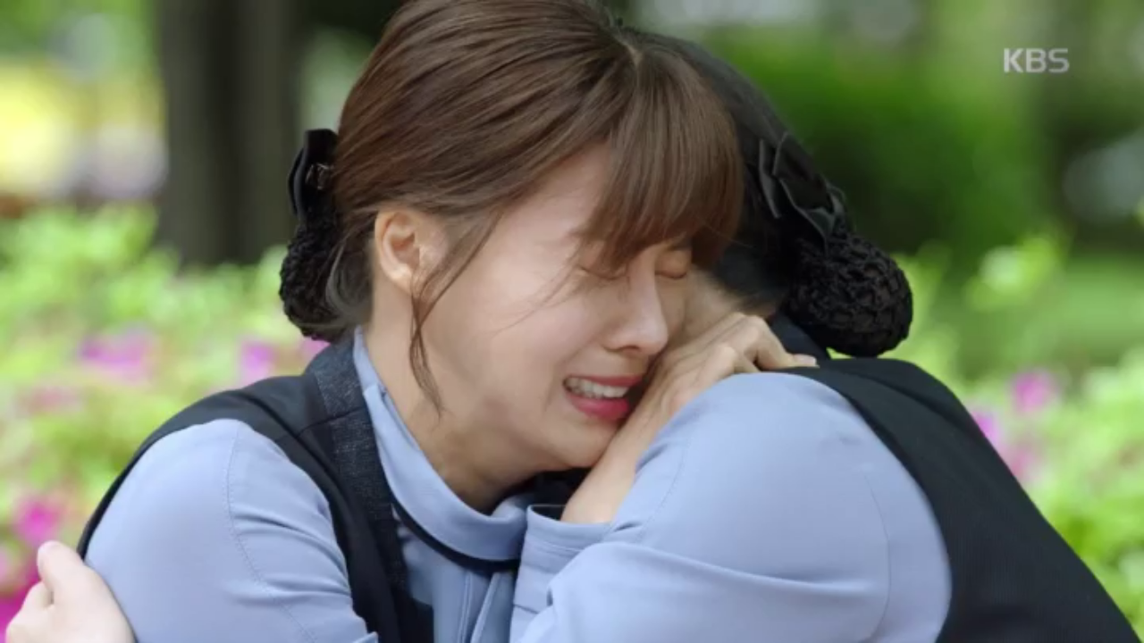 복잡한 마음으로 적금을 해지하며 우는 유선
