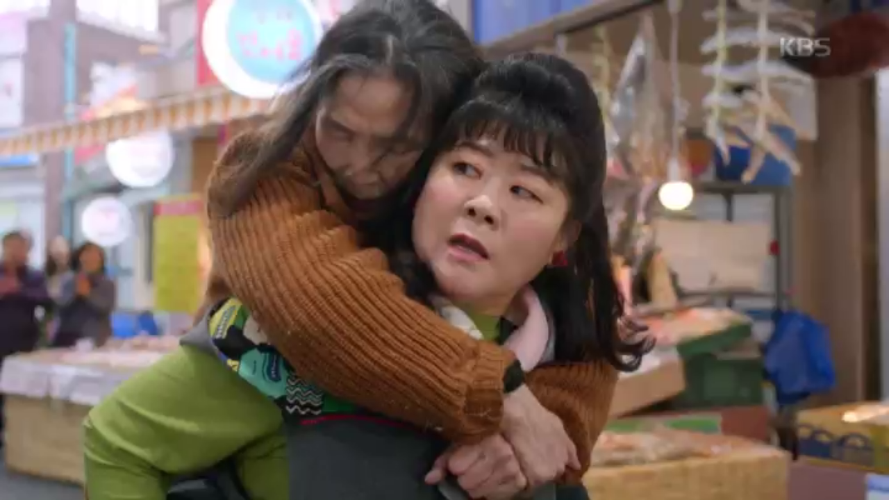 쓰러진 시장 할머니 들쳐업고 다급하게 뛰는 이정은!