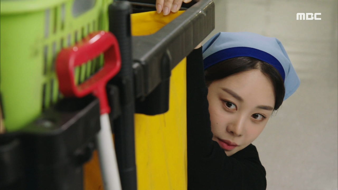 수첩을 찾기 위해 강석정을 미행을 하는 유하!