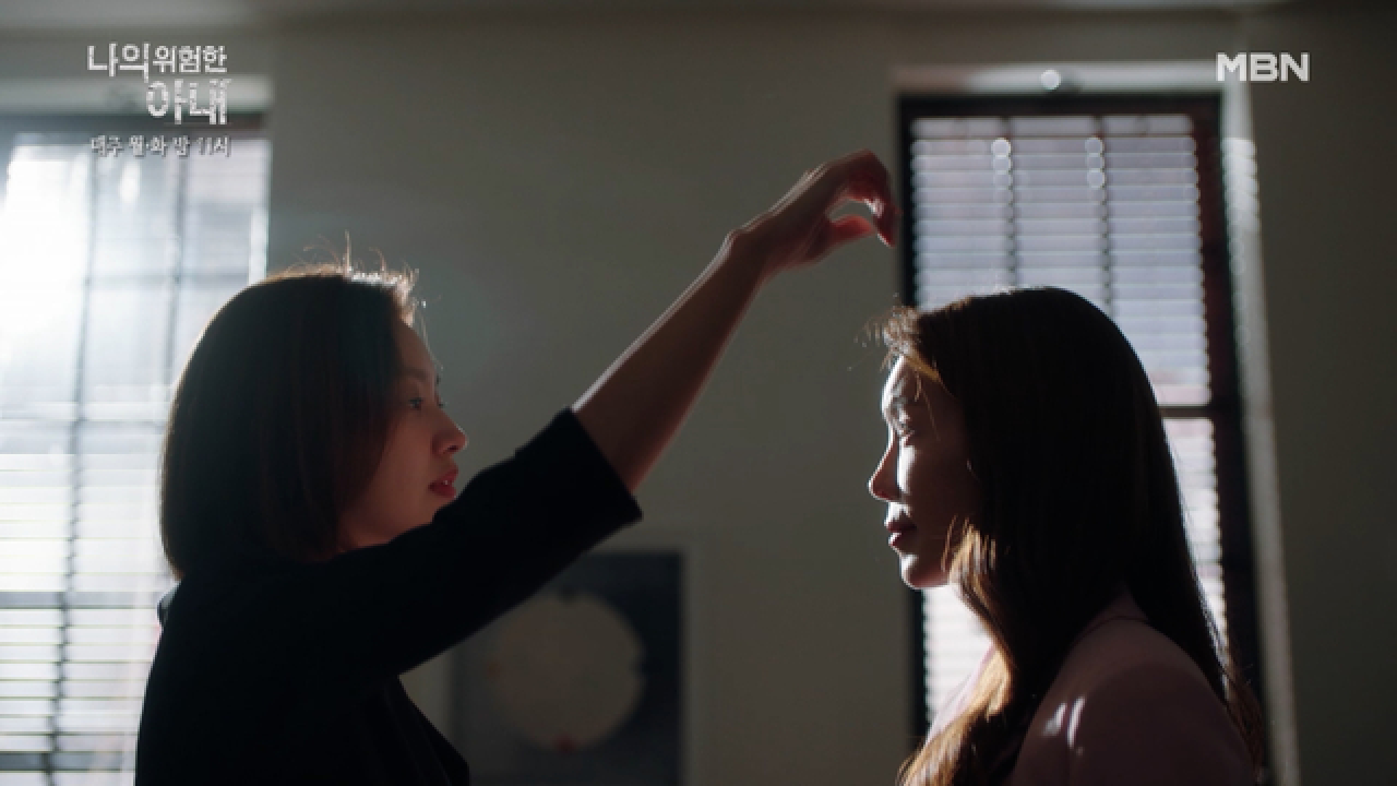 김정은VS최유화, 숨 막히는 긴장감… 밝히려는 자와 숨기려는 자의 불꽃튀는 대결