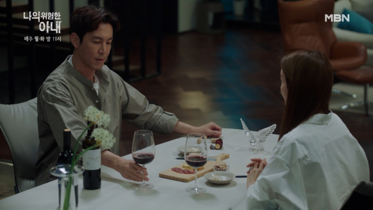 김정은, 와인 마시고 죽는 연기까지!? 와인을 손에 든 부부의 운명은 과연…?