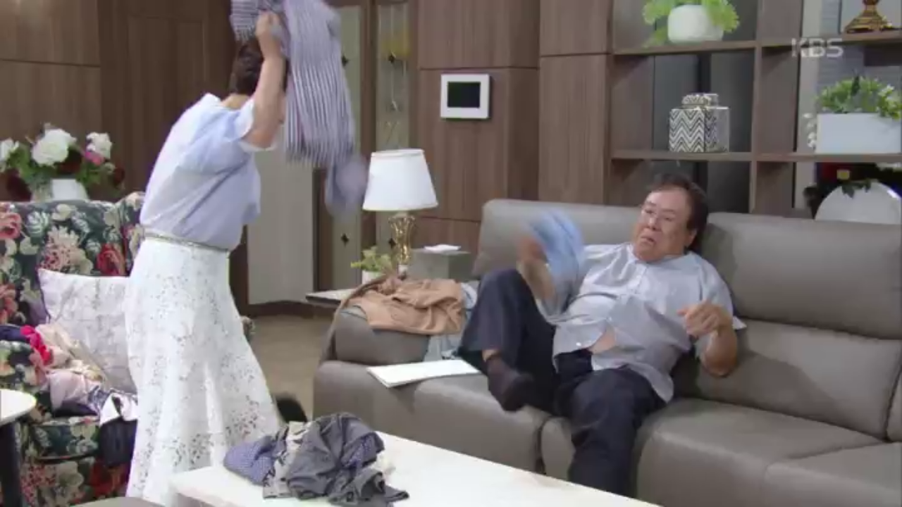 유치하게 빨래로 던지며 싸우는 박정수, 주현 부부!