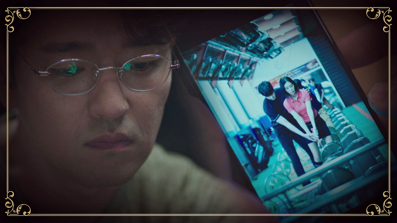 누군가가 보낸 [송윤아의 사진]을 보는 배수빈…