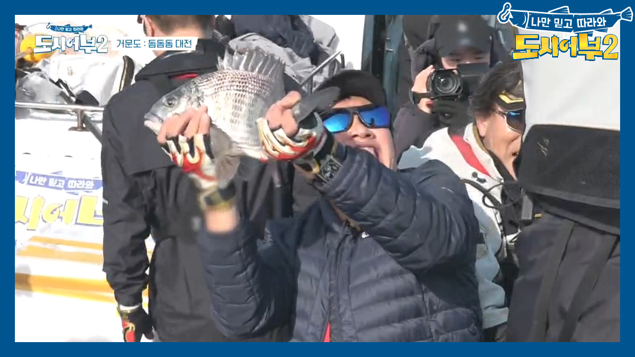 이미 우승한 분위기^^;; 흡사 전쟁터인 경규의 감성돔 길이 재기(ㅎㄷㄷ)