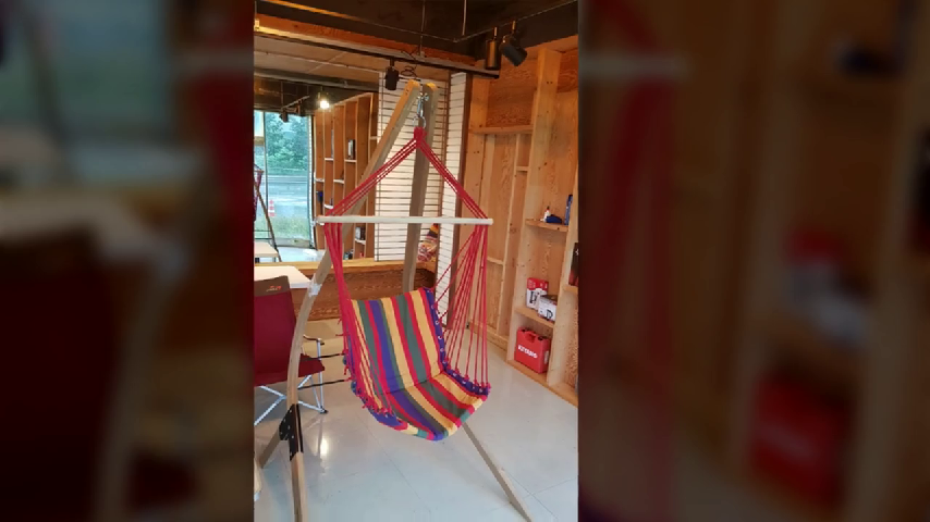  전 파티룸에 텔레비젼/인터넷/고가의 그네해먹/텐트등이 설치 되어 있어요~