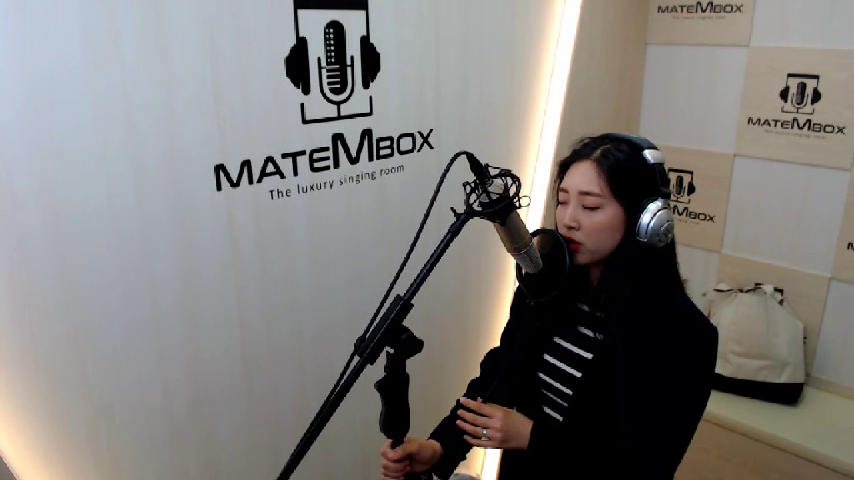 아이유 나만 몰랐던 이야기 녹음실 여신 떳다 노래도 얼굴도 다예쁘다앙 - kakaoTV 아이유 나만 몰랐던 이야기 녹음실 여신 떳다 노래도... 