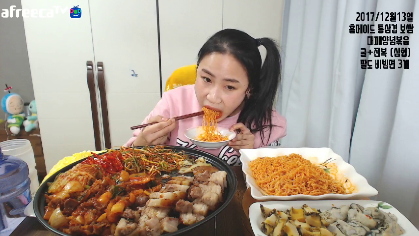 통삼겹살,비빔면 조합에 굴 전복과 함께 먹방 먹동이 - kakaoTV 통삼겹살,비빔면 조합에 굴 전복과 함께 먹방 먹동이