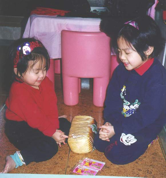 아빠가 사준 껌이랑 엄마가 사준 빵을 놓고 감사기도를 드립니다.