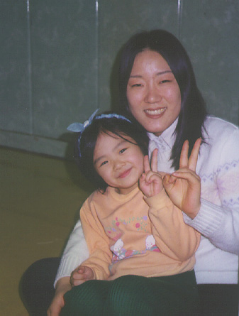 서정아 선생님과 지영이. 둘이 서로 사랑한데요.