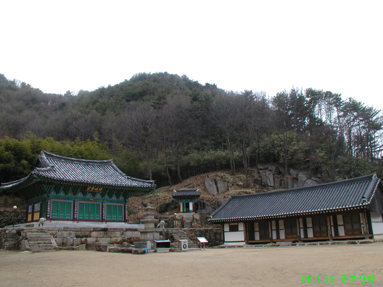 불굴사-원효대사와 김유신장군과 관련이 있는 절이라 한다