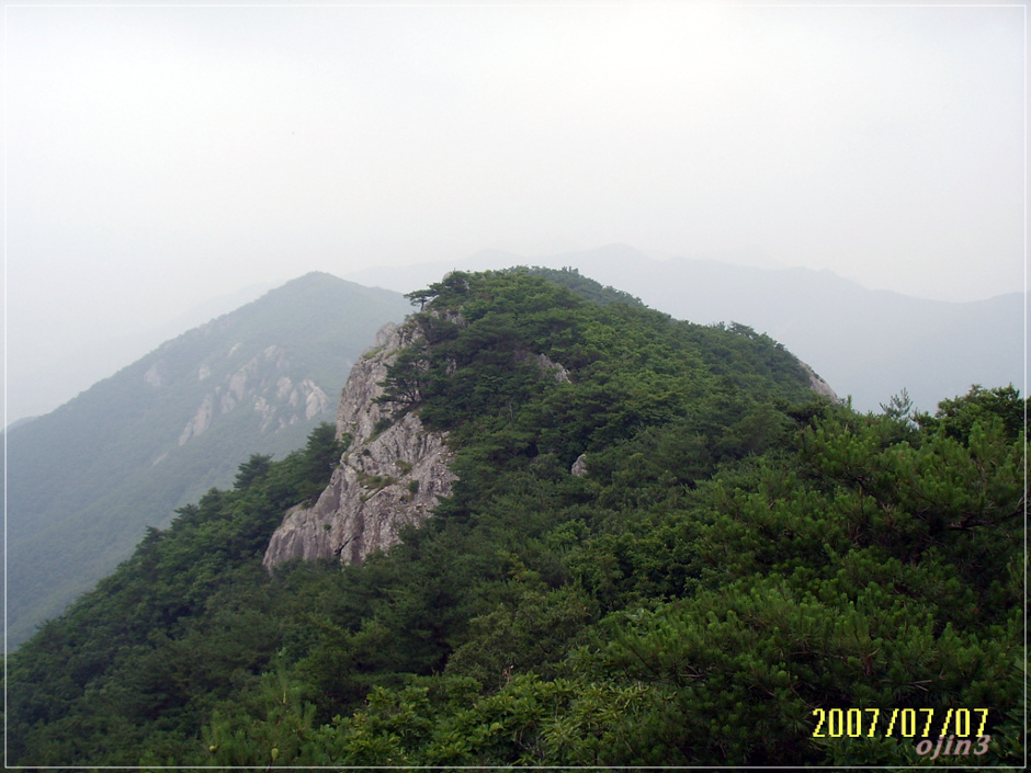 능선에서 본 문바위