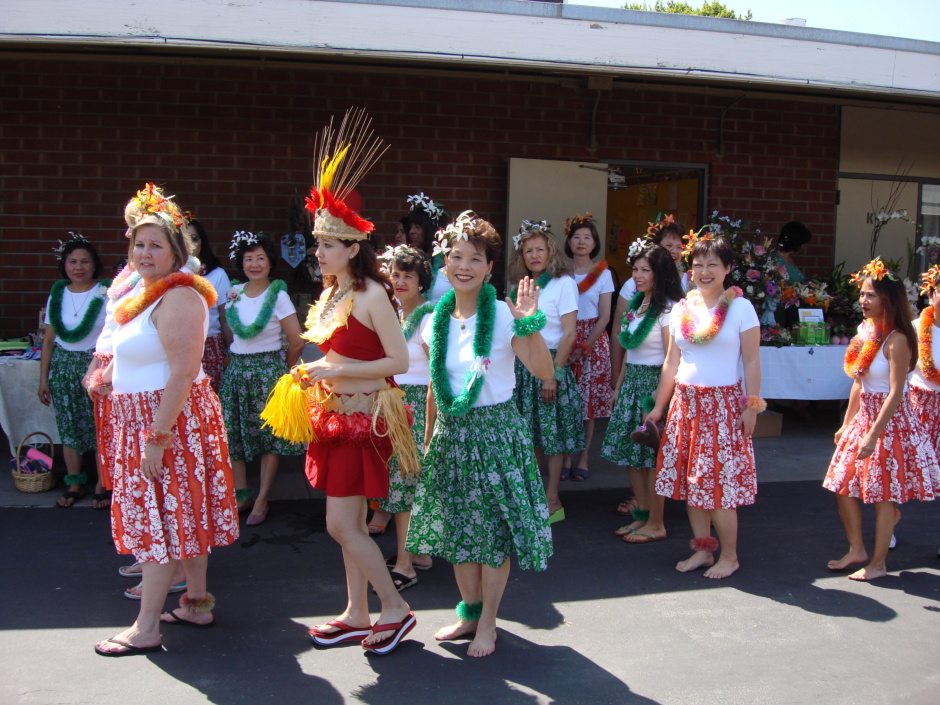 friends-at-the-hula-for-health-class