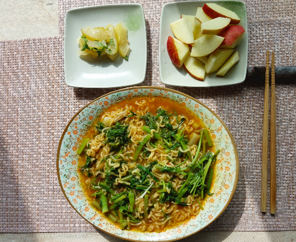 찰밥과 머위나물 톳김치& 달래라면