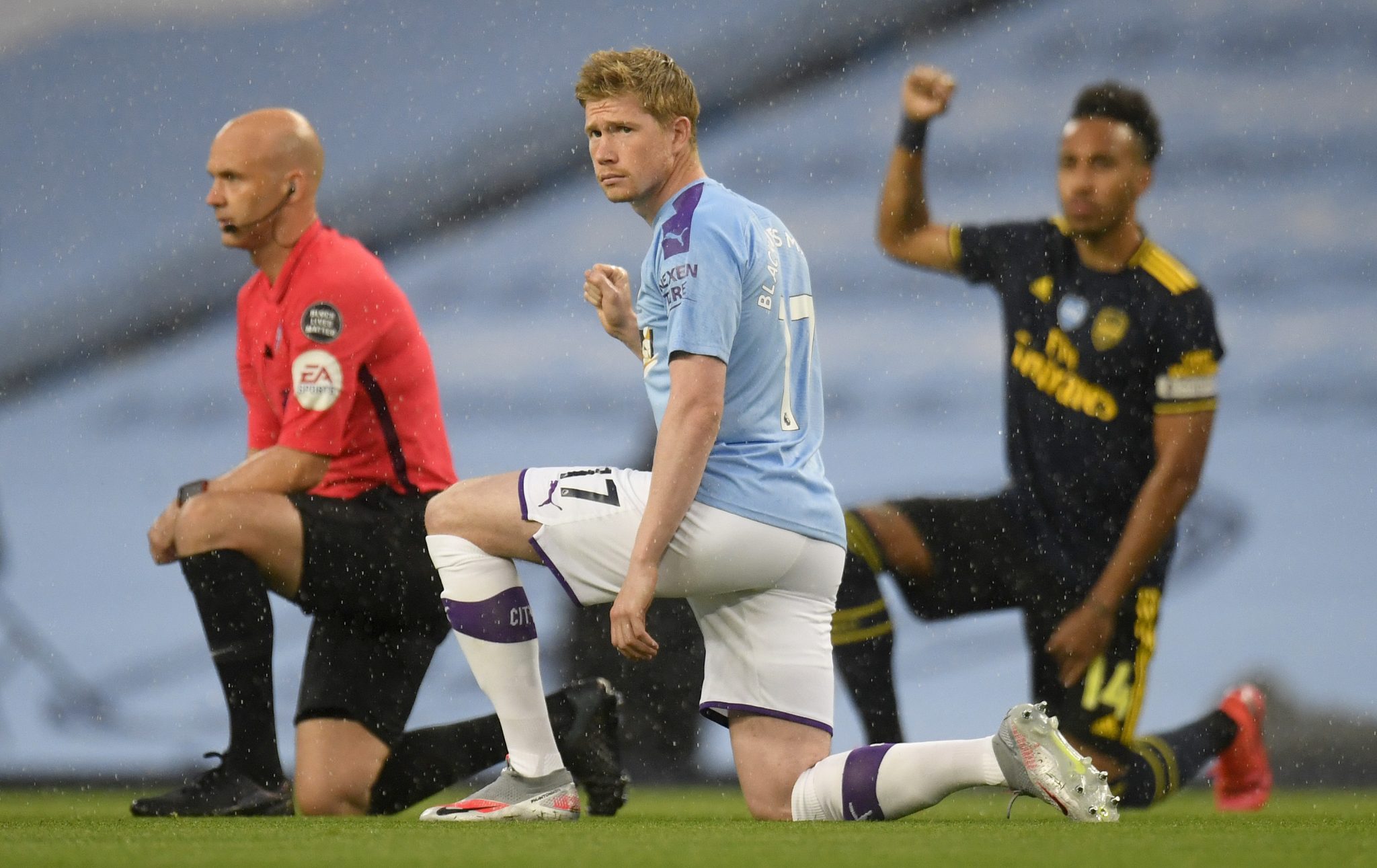 Players kneeling in solidarity