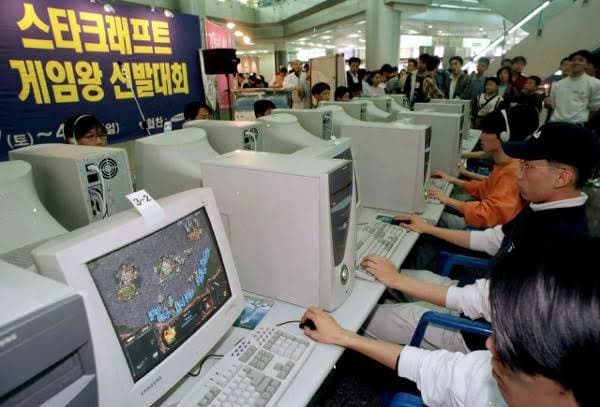 PC방에서 스타크래프트를 즐기는 청소년들