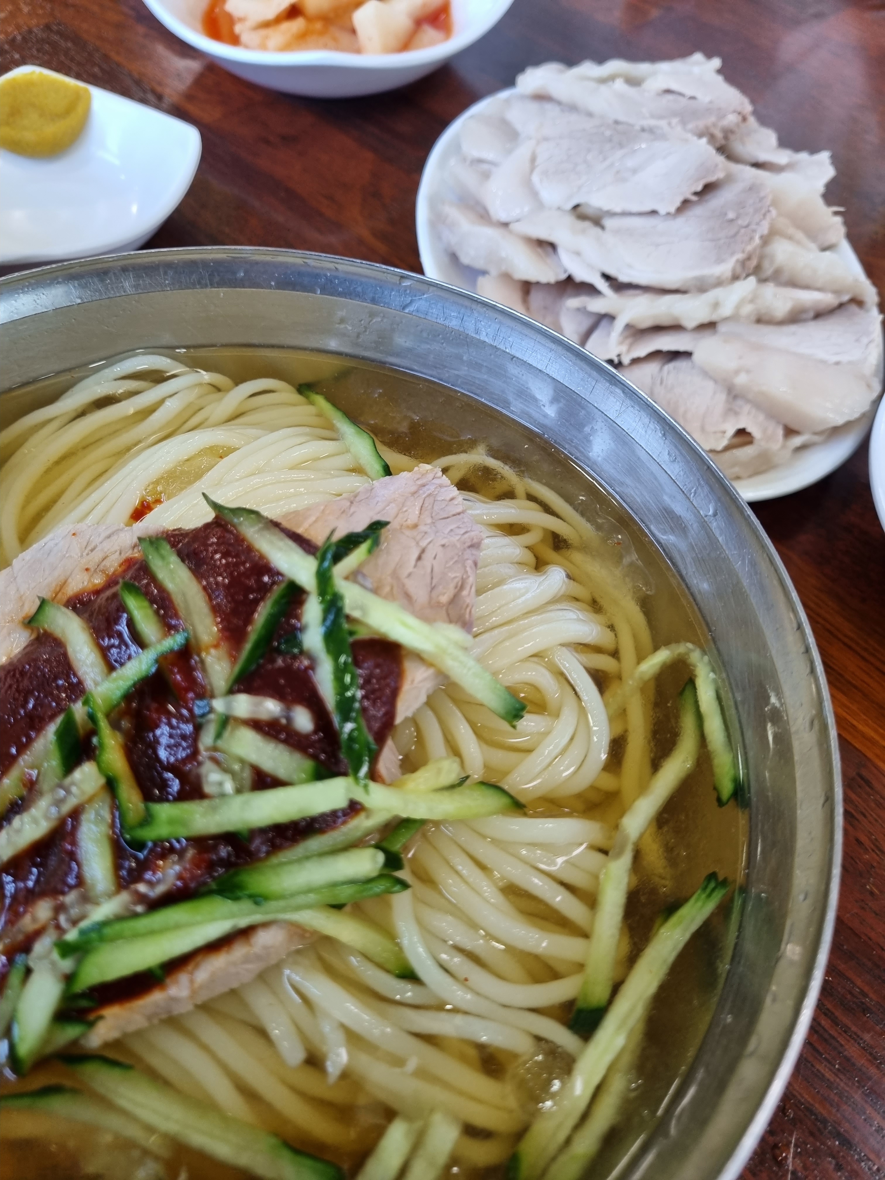 시원한 밀면의 계절이 돌아왔다.