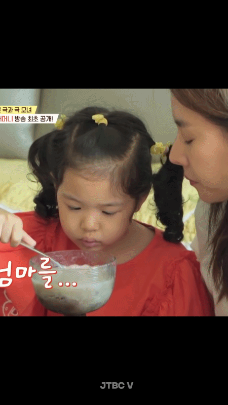 딸이 먹여주면서 자꾸 흘리자 엄마를 보고 먹여달라고 부탁하는 엄마 | 인스티즈