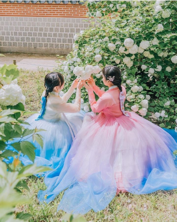 오로라, 물결, 꽃잎을 담아낸 것 같은 느낌의 한복.jpg | 인스티즈