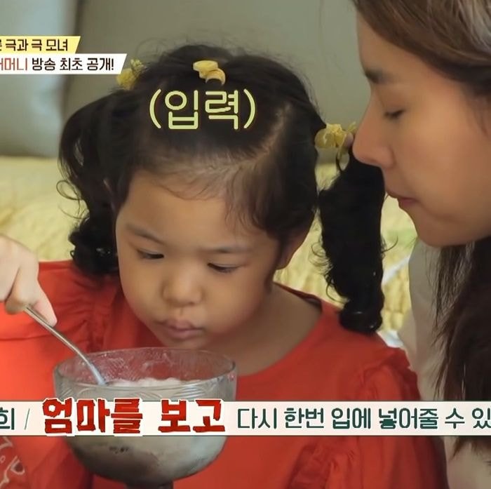 딸이 먹여주면서 자꾸 흘리자 엄마를 보고 먹여달라고 부탁하는 엄마 | 인스티즈