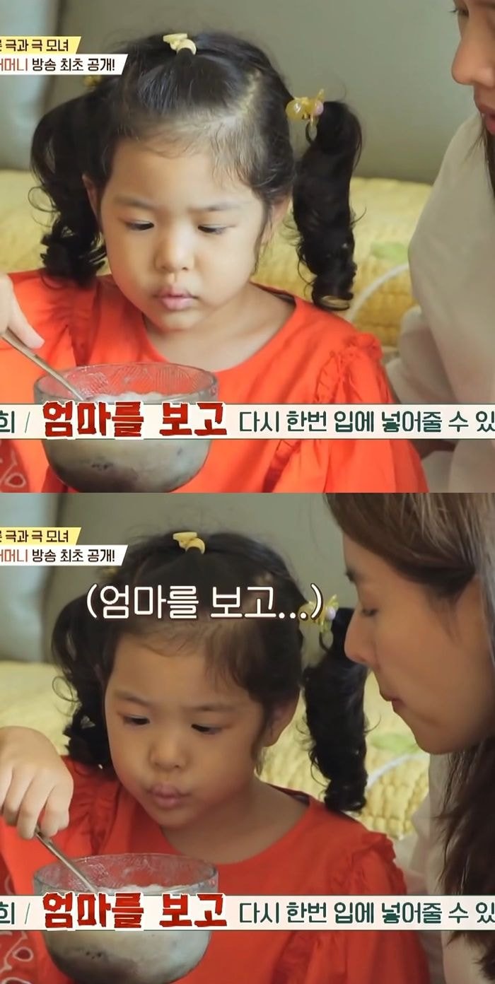 딸이 먹여주면서 자꾸 흘리자 엄마를 보고 먹여달라고 부탁하는 엄마 | 인스티즈