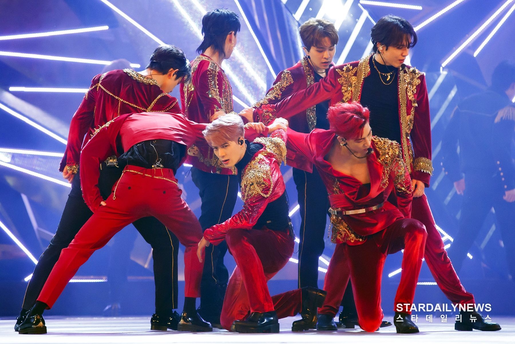 세상 화려한 아이돌 제작 의상들 실제 디테일.jpg | 인스티즈