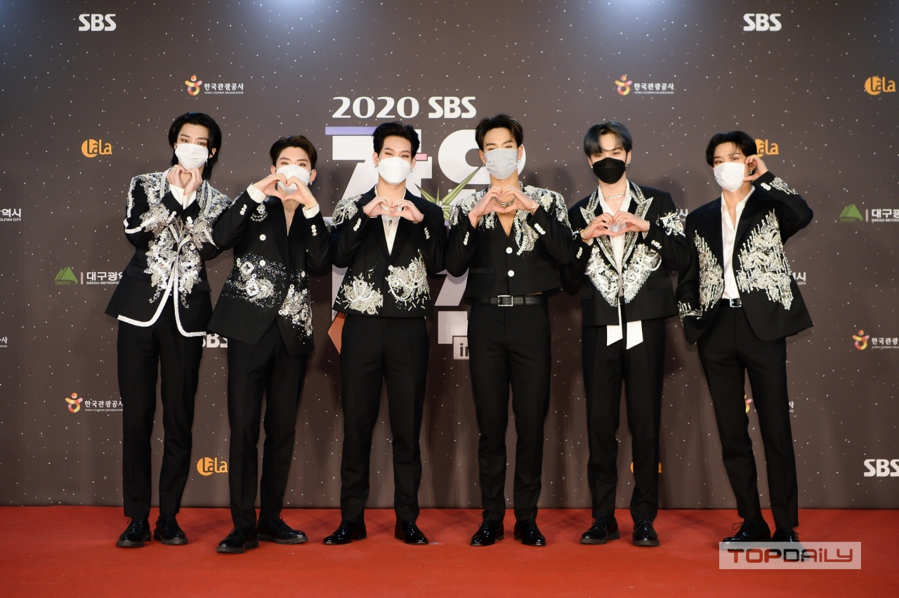 세상 화려한 아이돌 제작 의상들 실제 디테일.jpg | 인스티즈