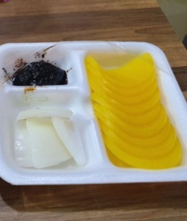 회사 냉장고에서 끝도 없이 나오는 것들...jpg | 인스티즈