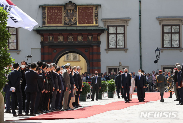 오스트리아 의장대 사열받는 문재인 대통령과 김정숙 여사 | 인스티즈