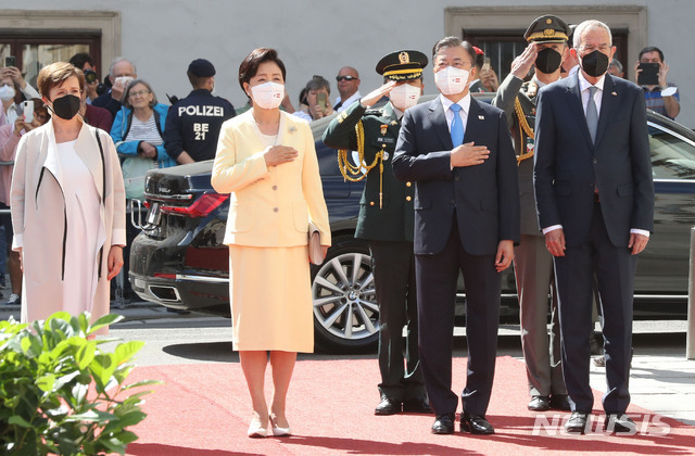 오스트리아 의장대 사열받는 문재인 대통령과 김정숙 여사 | 인스티즈