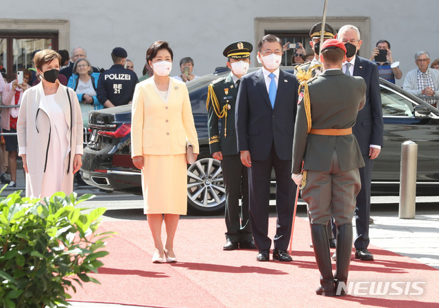 오스트리아 의장대 사열받는 문재인 대통령과 김정숙 여사 | 인스티즈