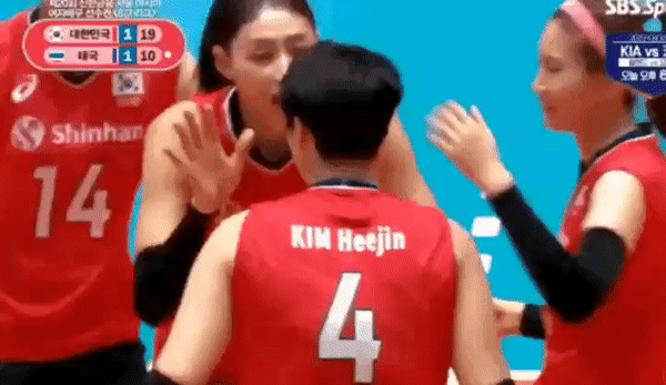 김희진이 실수하면 동료들이 우르르 달려오는 이유.twt | 인스티즈