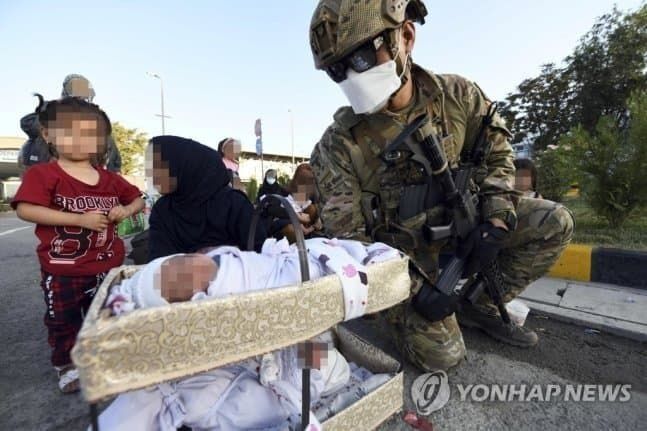 아프간 협력자 이송 작전에서 공개된 사진들에 기분이 묘해지는 이유 | 인스티즈