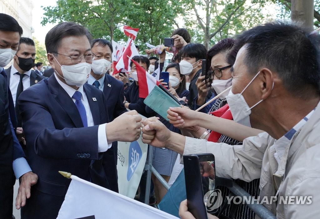 오스트리아 의장대 사열받는 문재인 대통령과 김정숙 여사 | 인스티즈