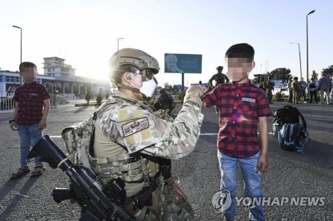 아프간 협력자 이송 작전에서 공개된 사진들에 기분이 묘해지는 이유 | 인스티즈