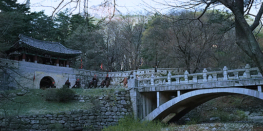 한국적인 매력을 보여주려고 노력했다는 드라마 킹덤의 칼갈은 연출.gif | 인스티즈