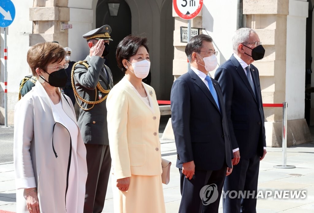 오스트리아 의장대 사열받는 문재인 대통령과 김정숙 여사 | 인스티즈