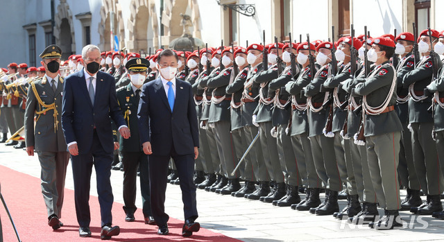 오스트리아 의장대 사열받는 문재인 대통령과 김정숙 여사 | 인스티즈