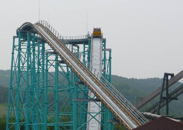 위치적 불리함을 개무서운 놀이기구로 찍어누른 국내 놀이공원.jpg | 인스티즈